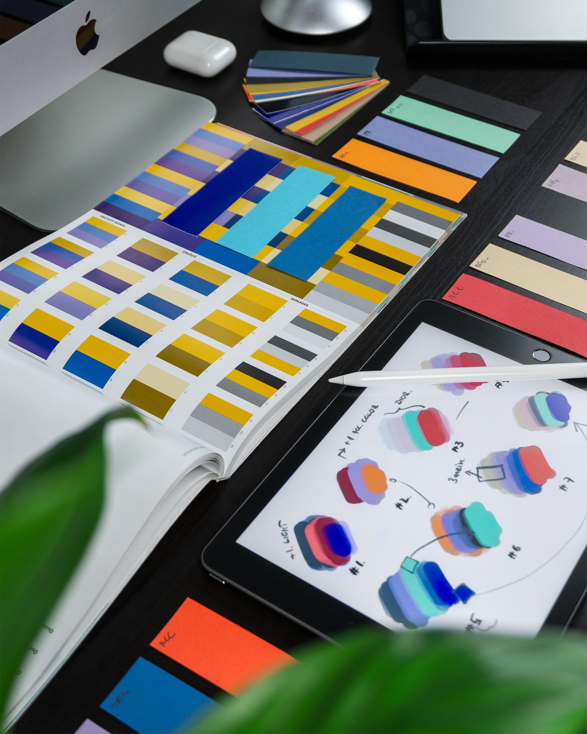 Workspace de design cu palete de culori și mostre de brand