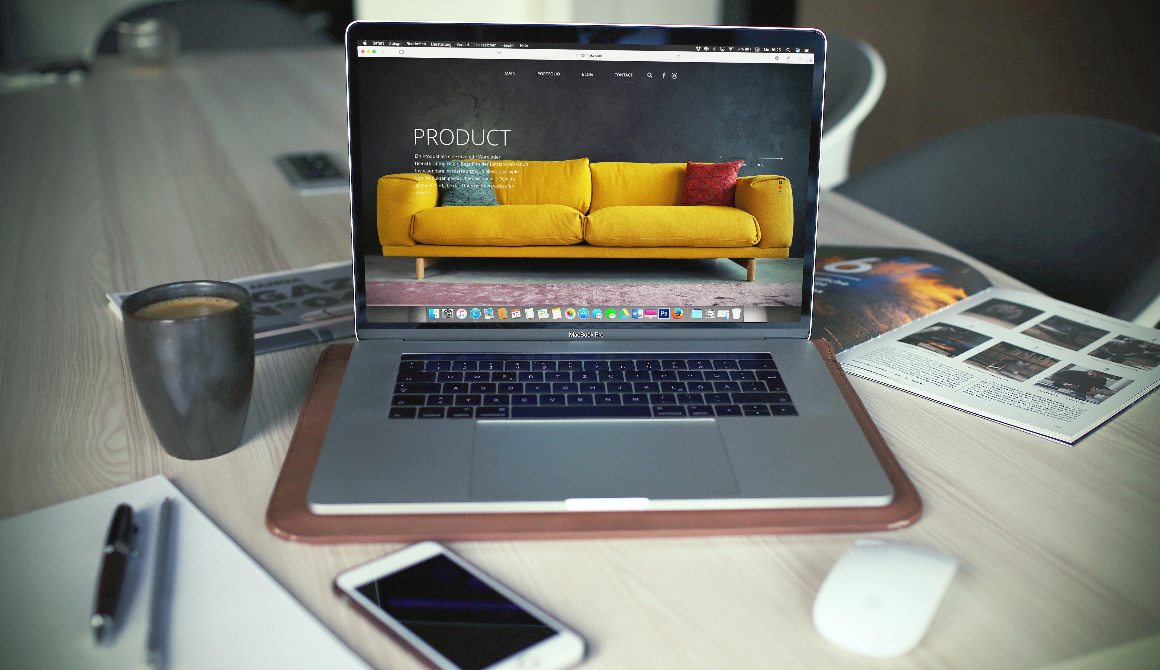 Laptop cu site web modern pe un birou de lucru